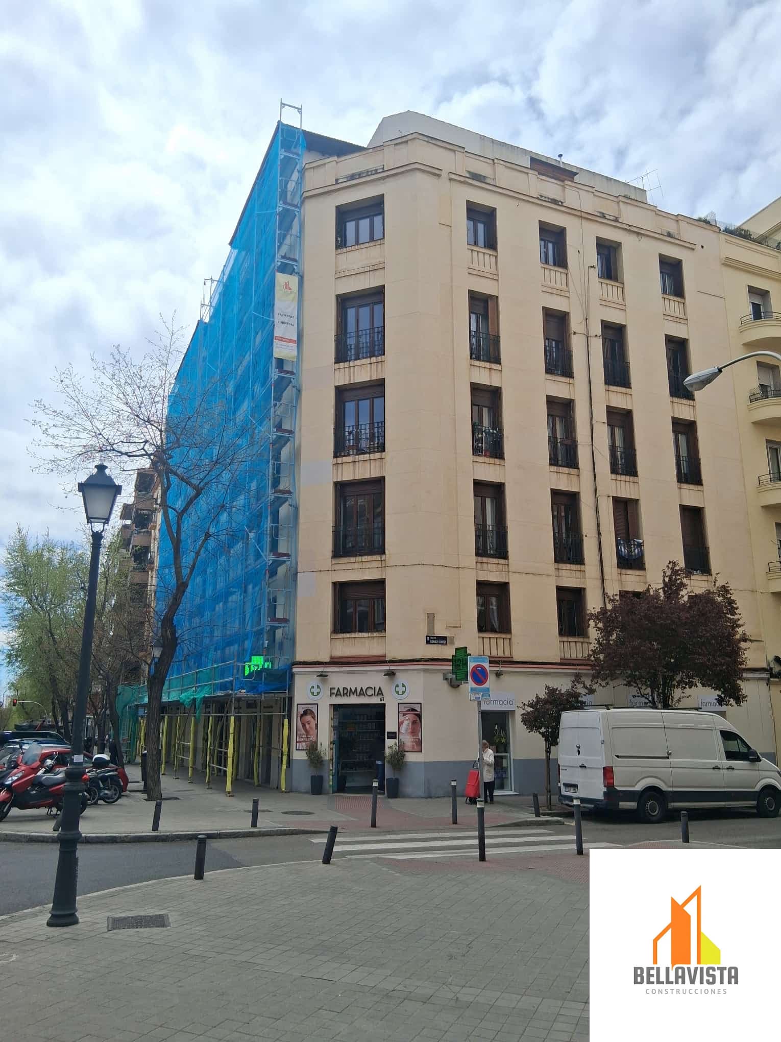 Instalación de andamio en fachada en calle Galileo 61, Madrid