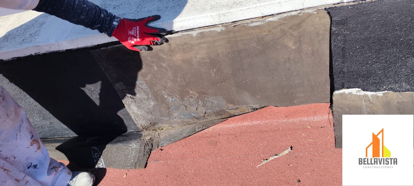 Inspección profesional de cubierta plana con filtraciones antes de impermeabilización