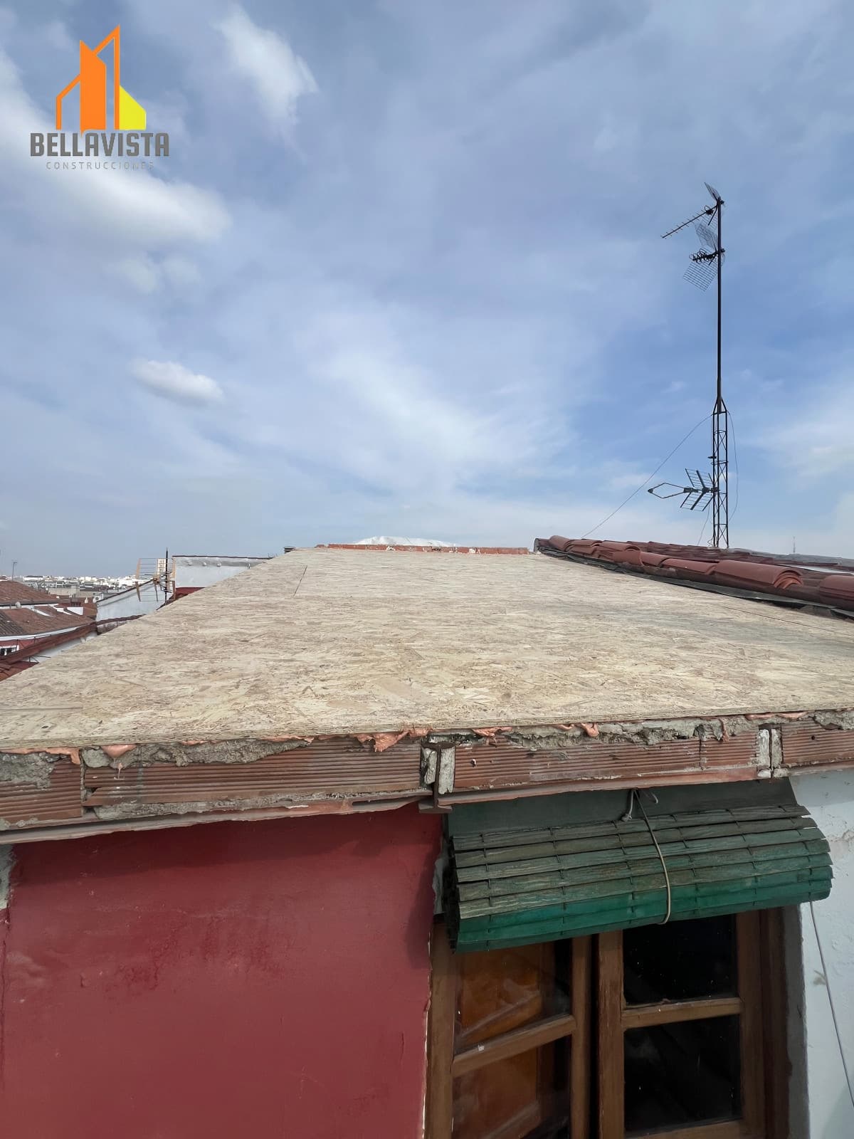Montaje de tablero OSB para cierre de cubierta