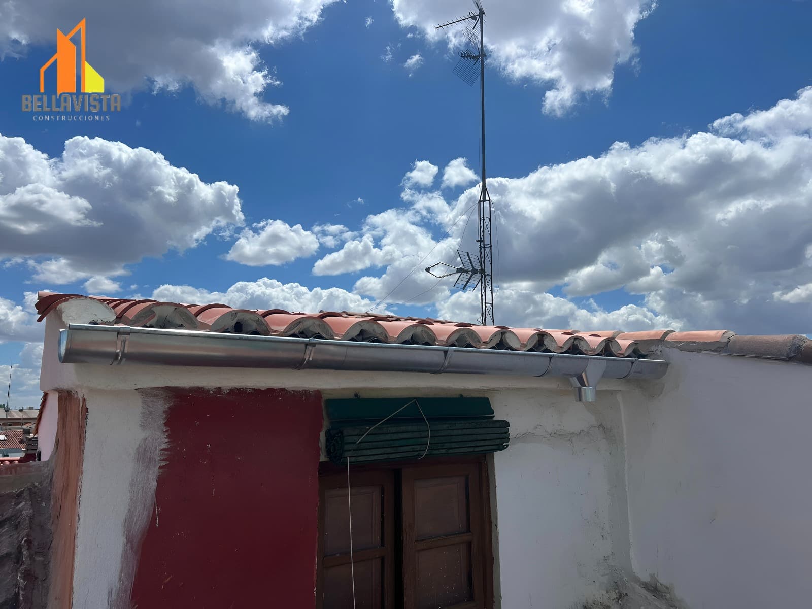 Instalación de canalón de zinc en tejado terminado