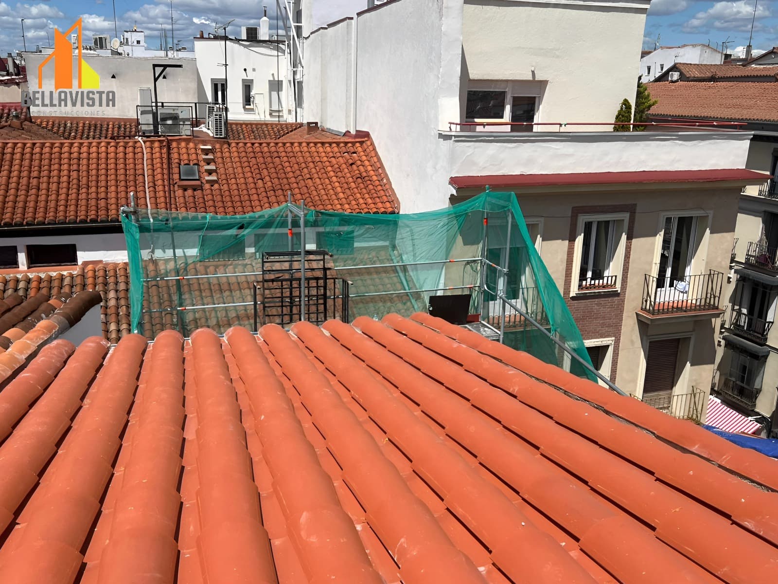 Vista frontal del tejado terminado en San Bartolomé 22