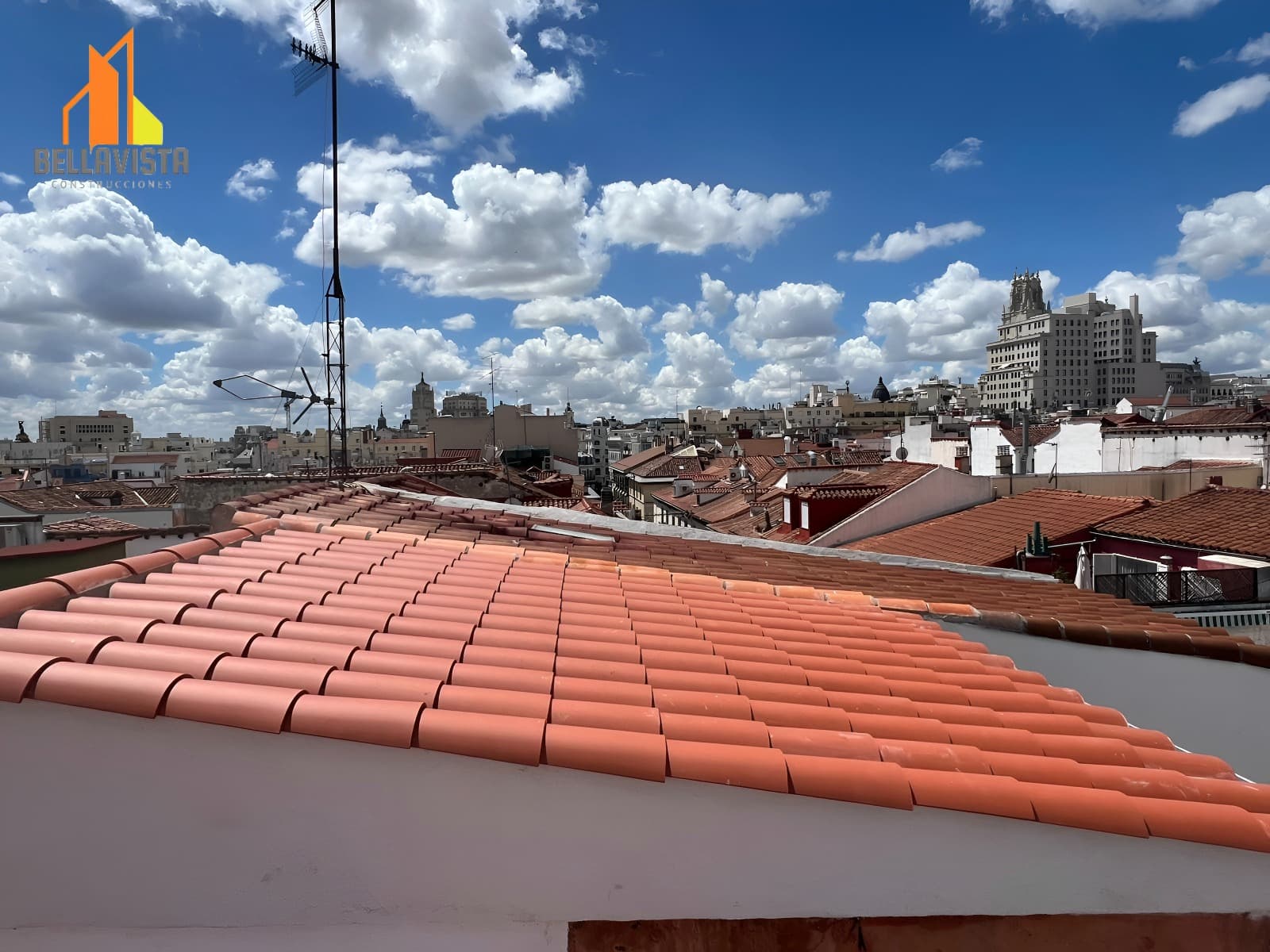 Tejado de teja cerámica terminado en calle San Bartolomé, Madrid centro