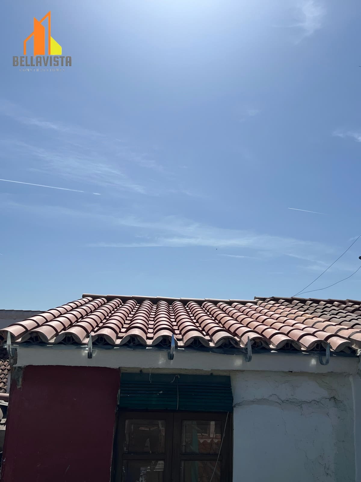 Fase previa a instalación de canalón con tejas colocadas