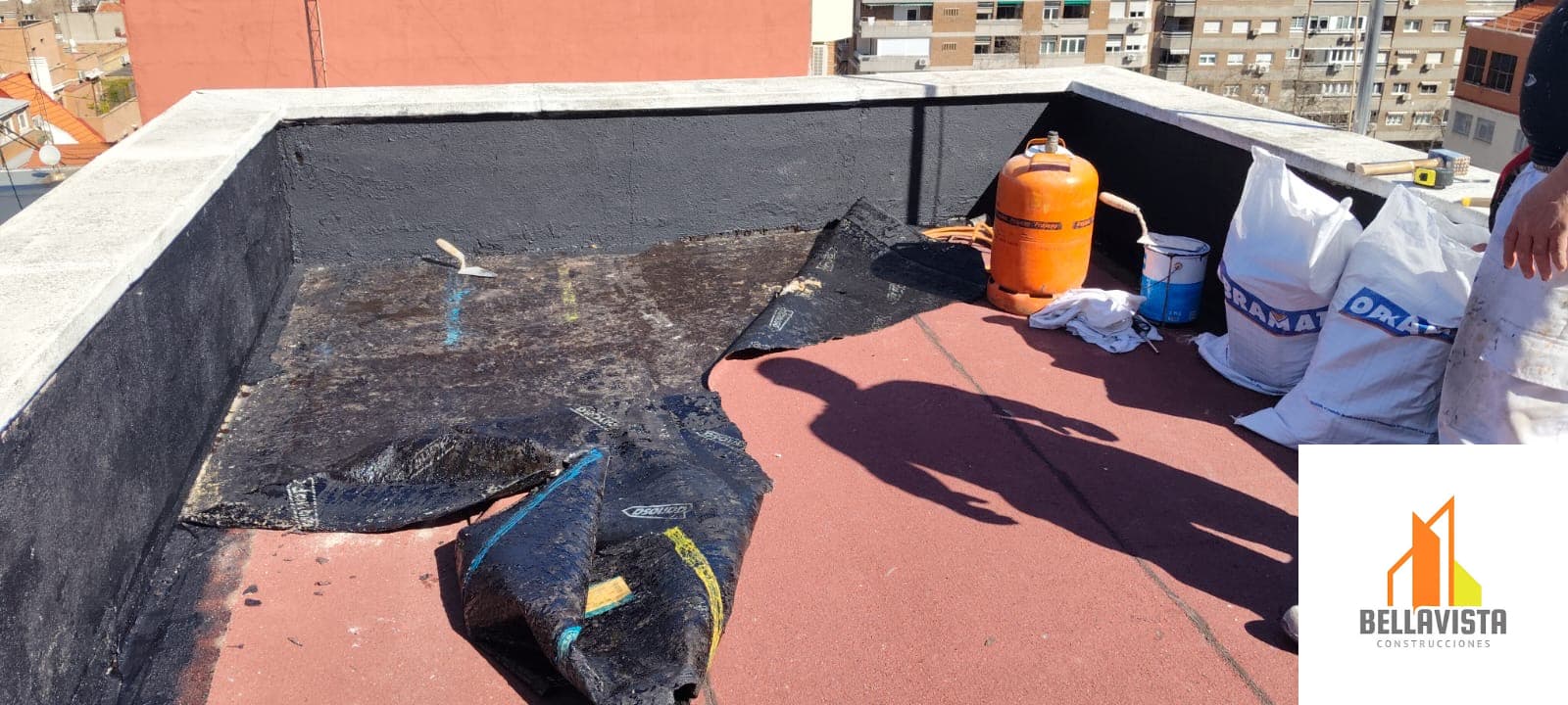 Retirada profesional de lámina asfáltica antigua en cubierta plana de Madrid