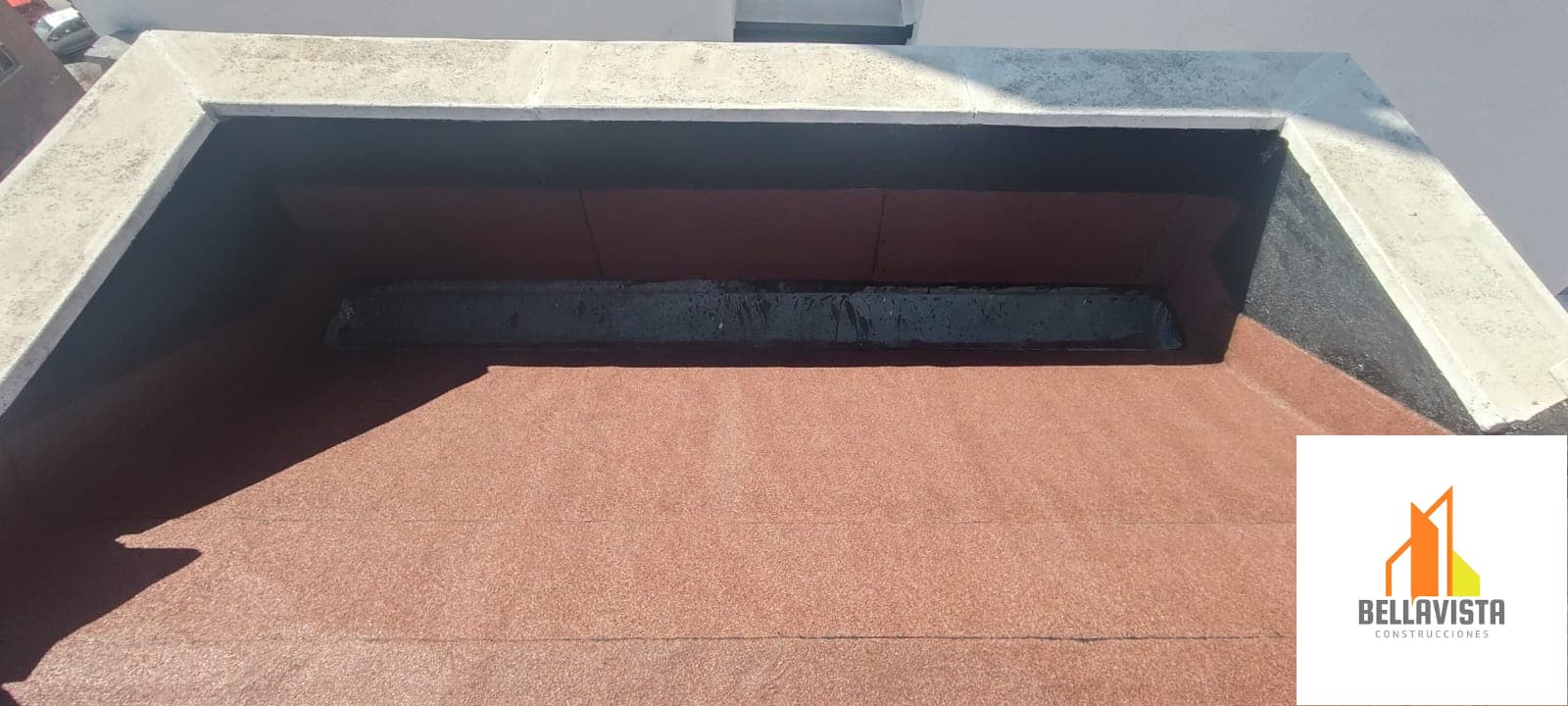 Trabajo profesional de impermeabilización terminado en cubierta plana